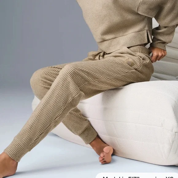 ALO muse jogger pants - Picture 2 of 10